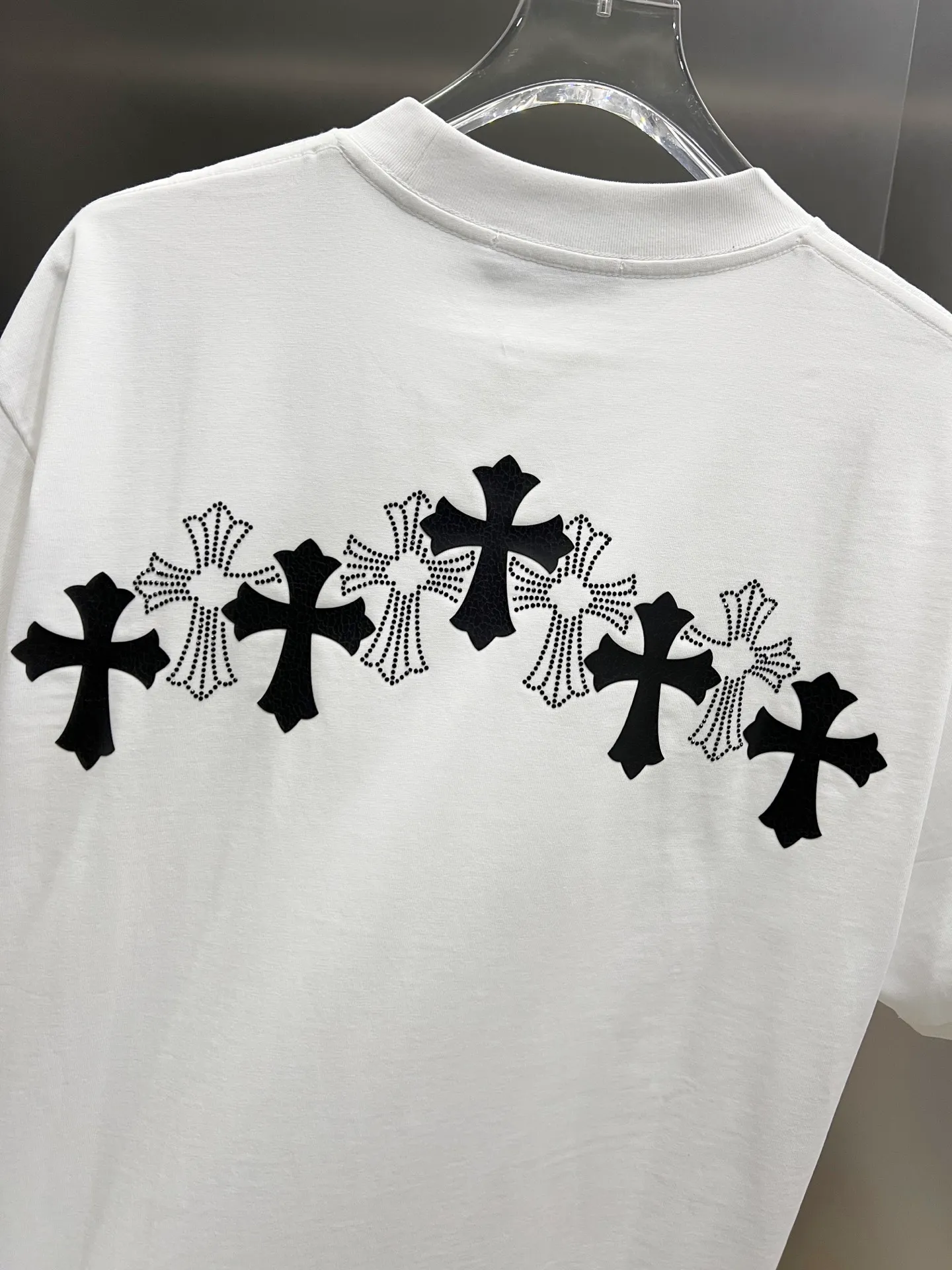 🅿️190 CH Crow 2025 Autumn and Winter New Short-sleeved T-shirt Cross leather craft Customized hardware metal + Middle Eastern Australian diamond design craft The real thing is great🔥Same style for men and women, loose version Size S M L XL XXL Five sizes black white